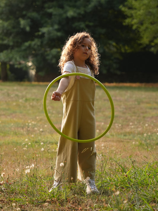 Jardineiras Oversize em Algodão – Verde Oliva com Botões Rosa