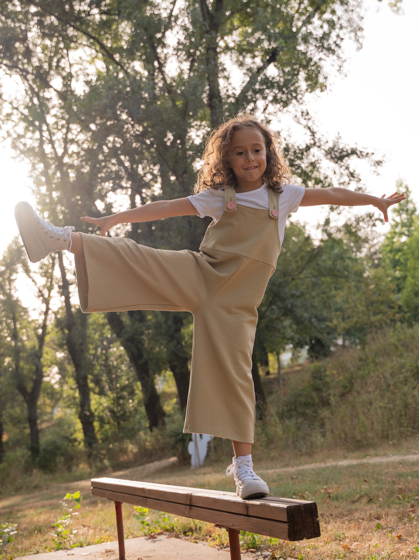 Jardineiras Oversize em Algodão – Verde Oliva com Botões Rosa