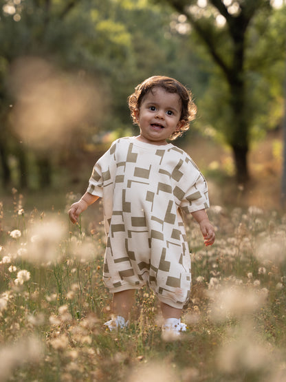 Babygrow Oversize em Algodão – Bege com Padrão Verde Oliva