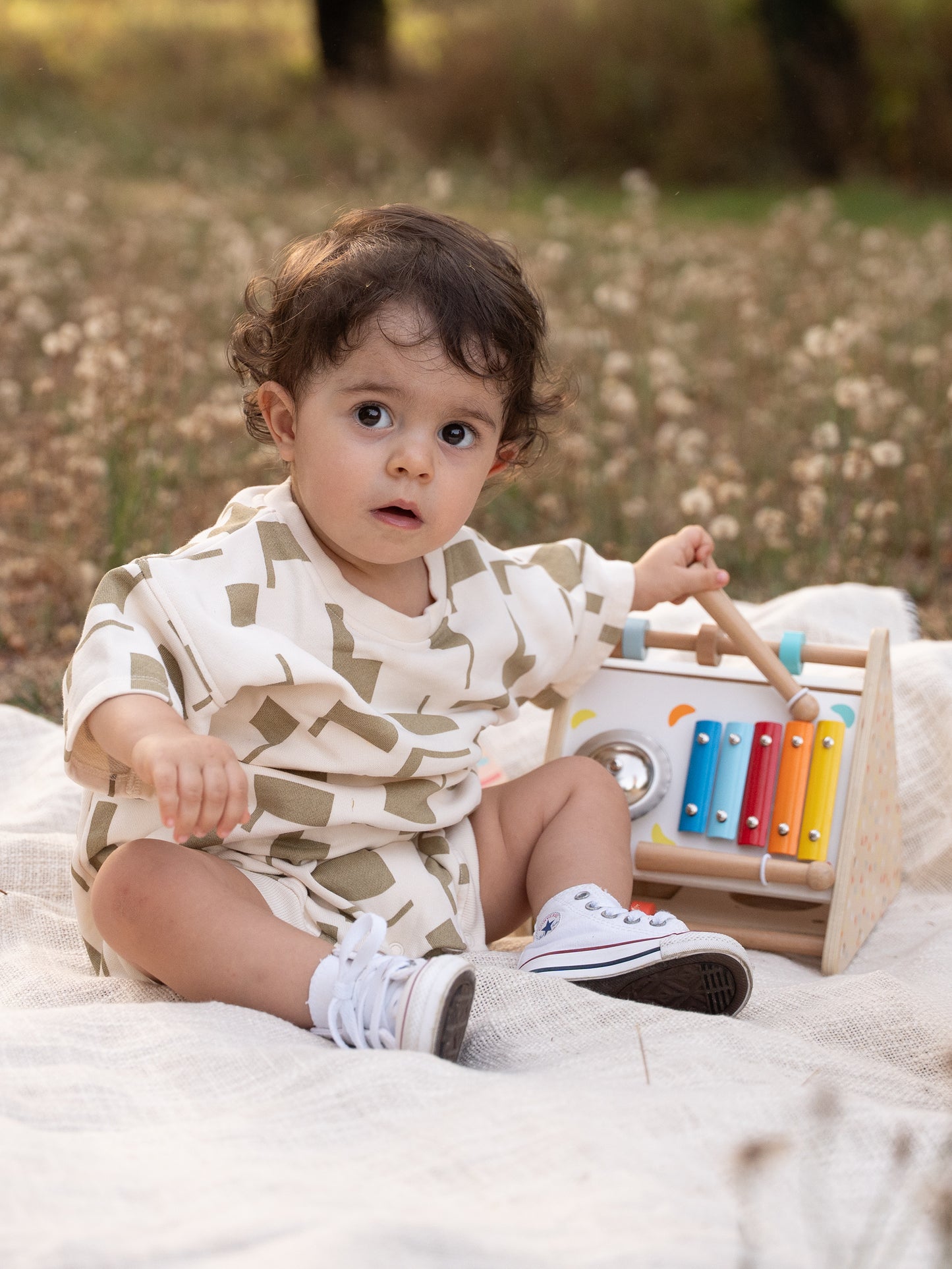 Babygrow Oversize em Algodão – Bege com Padrão Verde Oliva