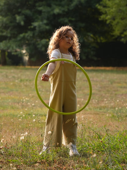 Jardineiras Oversize em Algodão – Verde Oliva com Botões Rosa