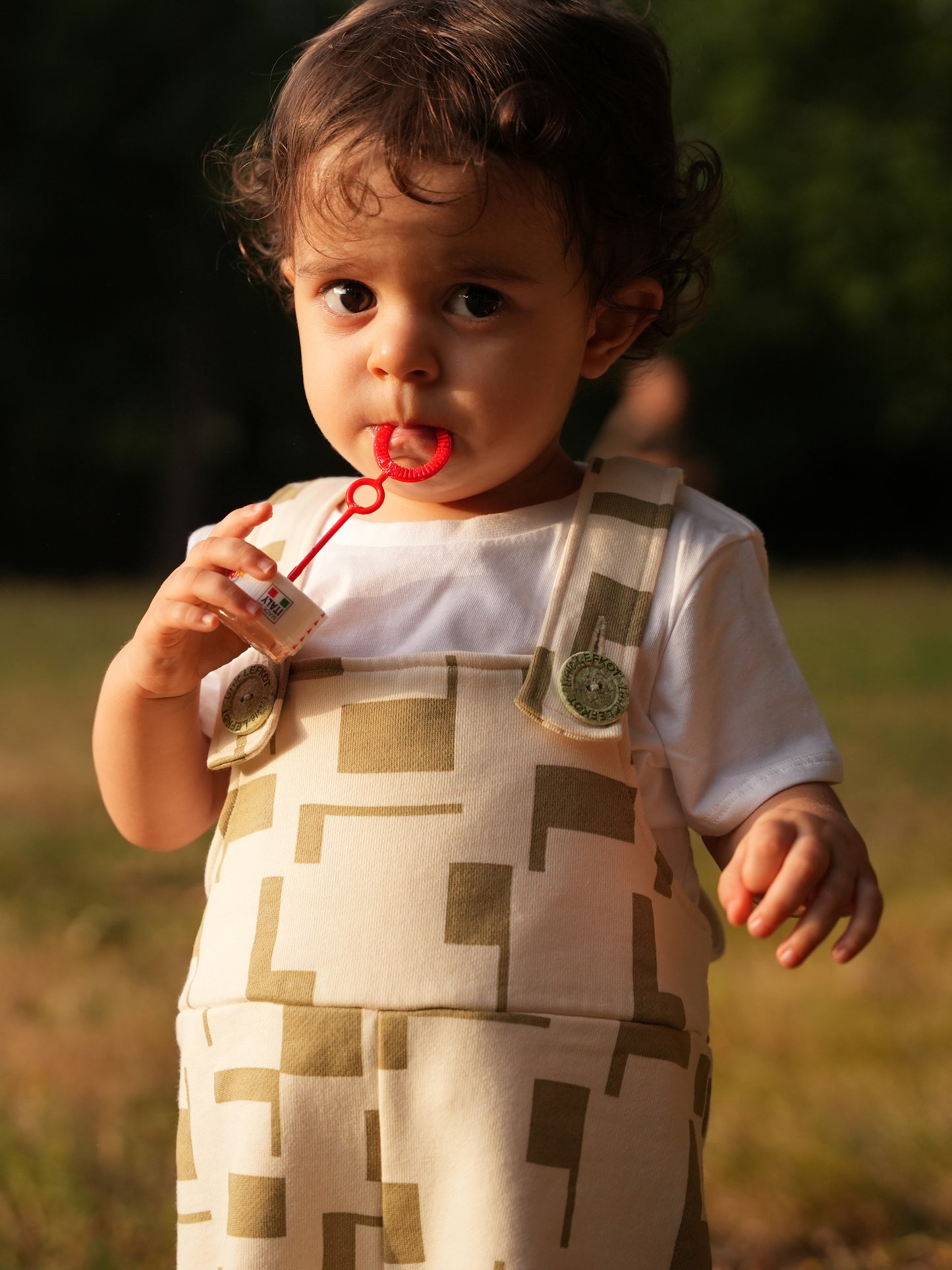 Jardineiras Oversize em Algodão – Bege com Padrão Verde Oliva